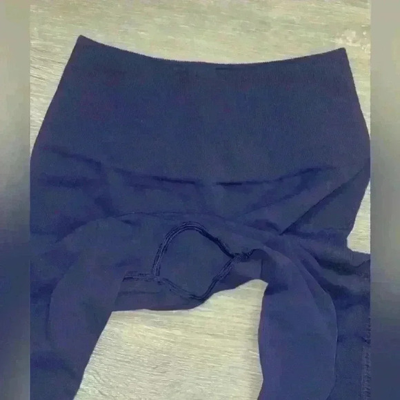 Lululemon in the Flow crop size 4 - Picture 5 of 8